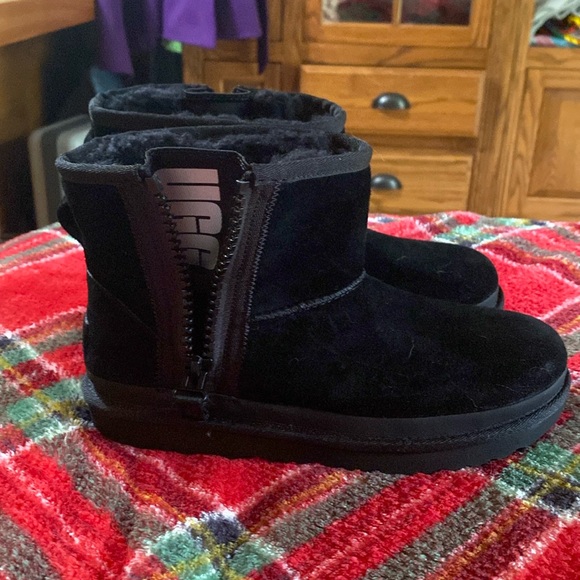 UGG BOOTS - Picture 3 of 8